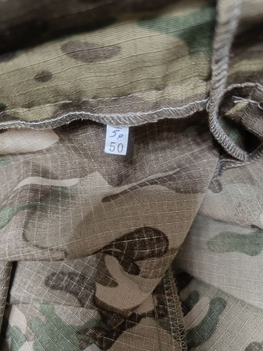 Военная форма, футболка, берцы.