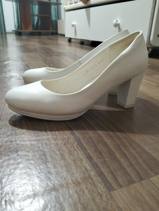 Продам свадебные белые туфли