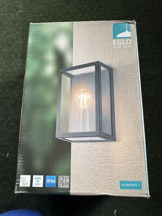 Външна стенна лампа