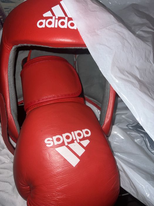 Комплект адидас перчаток и шлема
