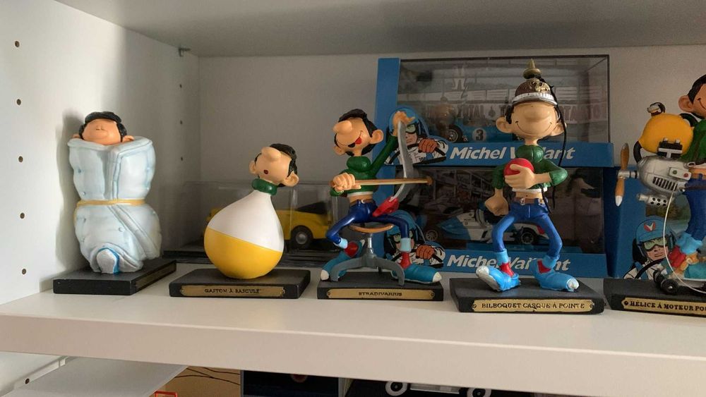 Lot figurine gaston (10 figurine )si benzi desenate in limba franceza