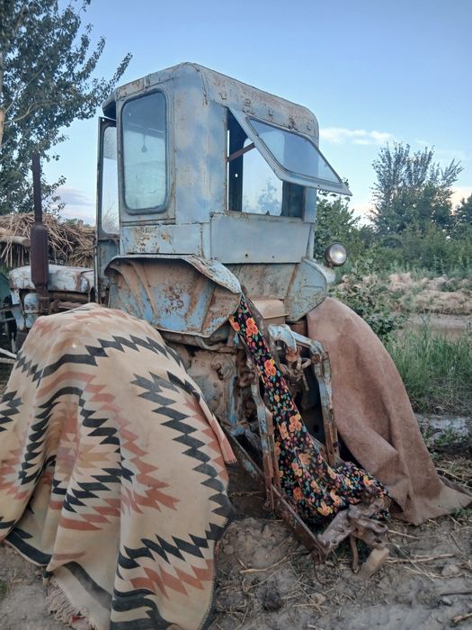 Traktor 28 pritsepi bilan
