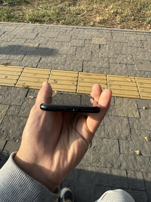 продаю айфон se еас