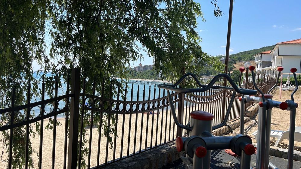 Продава се, 3-стаен, Св. Влас,  Елените, първа линия!