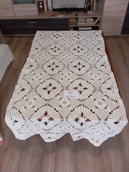 Плетени на една кука покривки за маса и кувертюри с указани размери.