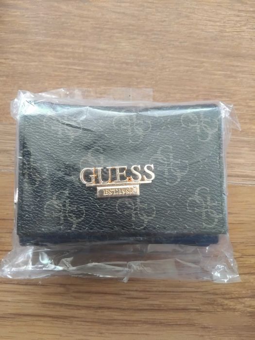 Продавам чанти и портмонета Guess