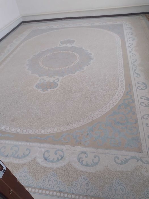 Кілем почти новый.