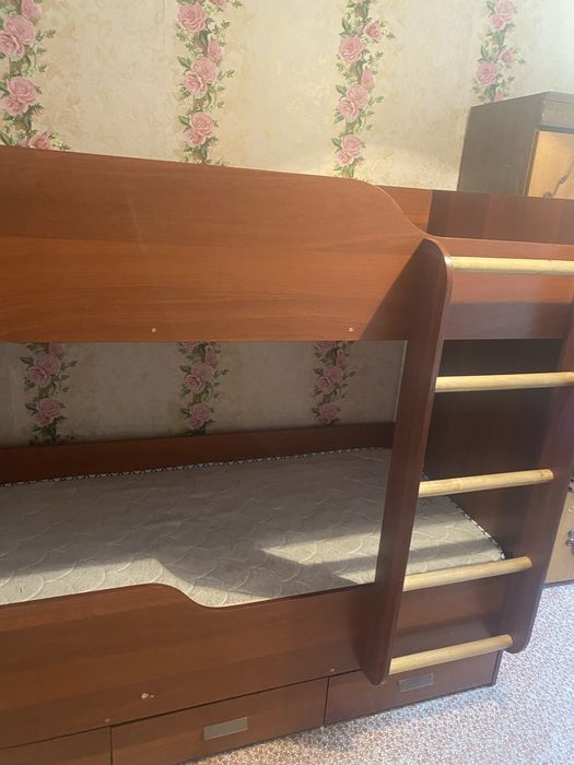 Продаю кроват двух яростный