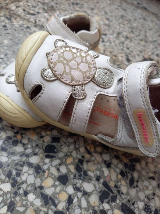 маратонки и сандали