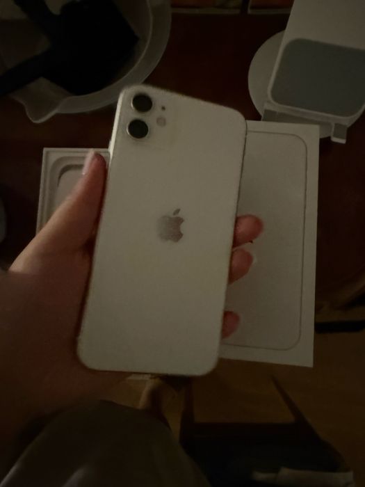 продаю айфон 11!!