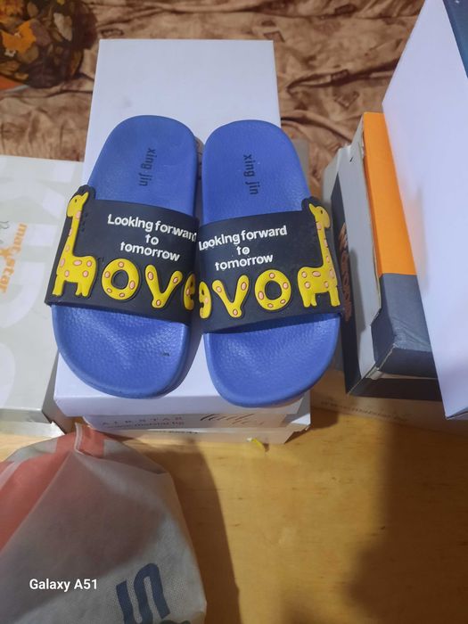 Здравей те продавам детски сандали ,крокита,и джапанки