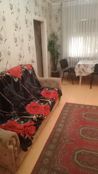 Квартира в древяним доме двух комнат ний  мебель есть кухня .