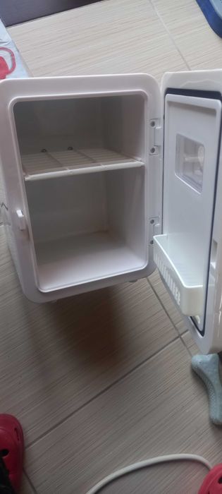 малък хладилник за козметика или други неща