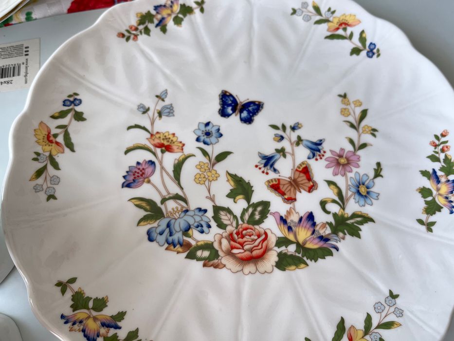 Сет от качествен английски порцелан.