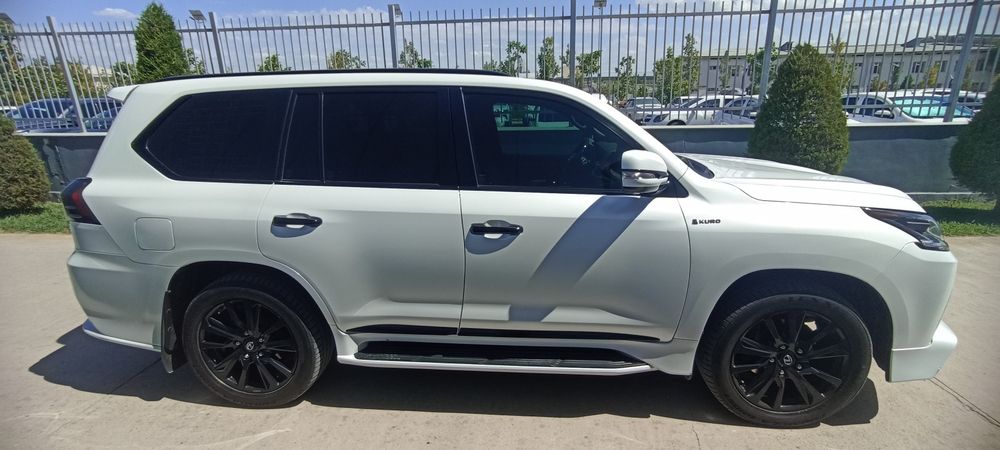 LEXUS LX 570 Kuro Black Edition S