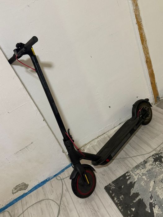 Vând trotineta Xiaomi pro 2