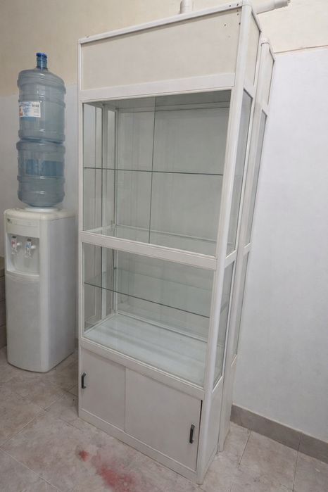 Продавам 2 броя стъклени витрини