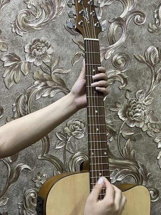 Gitara sotiladi holati yaxshi saqlangan