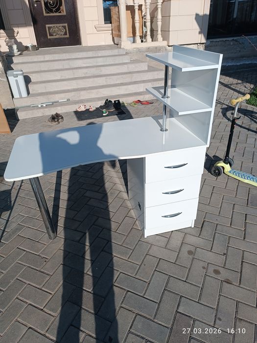 Продам Маникюрный стол