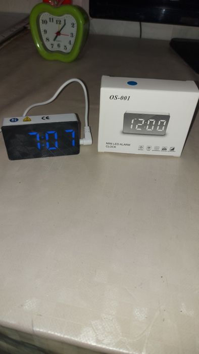 Vand mini clock cu alarma și termometru