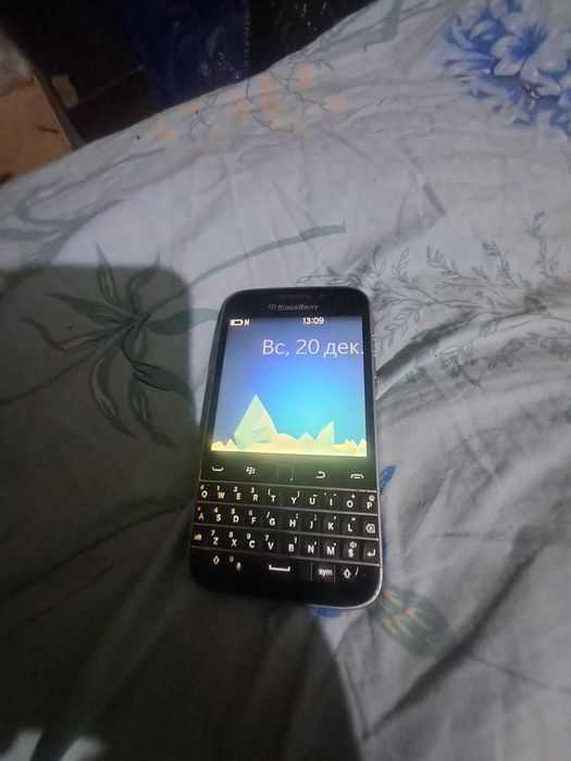 Продам телефон блек вери  в отличном состояний .
