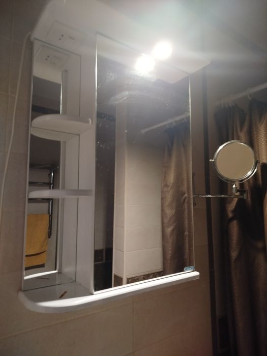 Продам раковину со шкафом со смесителем вместе.