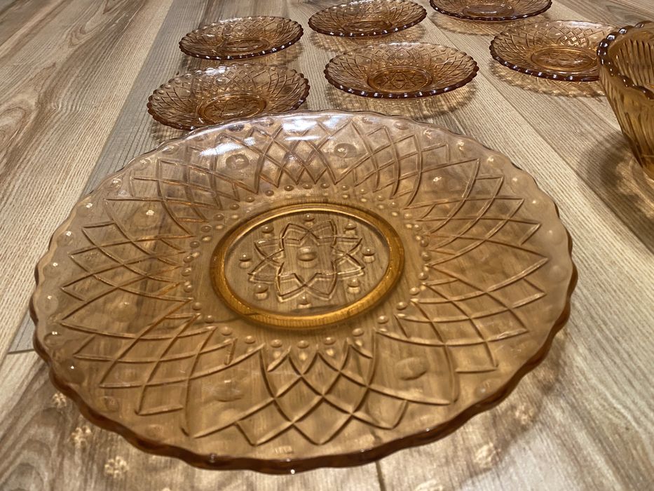 Ретро сервиз цветно стъкло, 6 бр. чинии, купа, плато