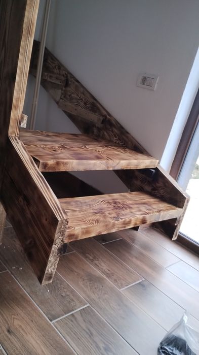Scări din lemn masiv