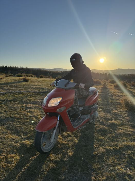 Vand sau schimb scuter yamaha versity 300