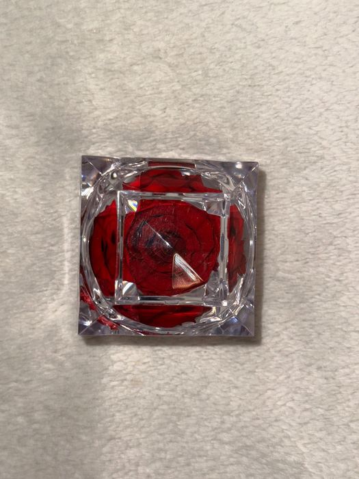 Вечна роза в стъклена кутия