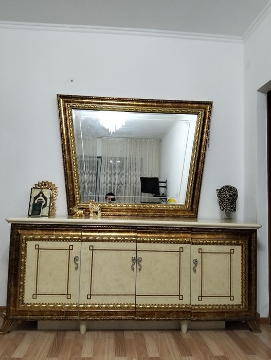 Витрины, столы и стулья