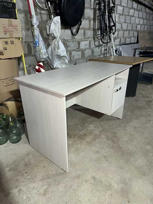 Продам 2 офисных стола