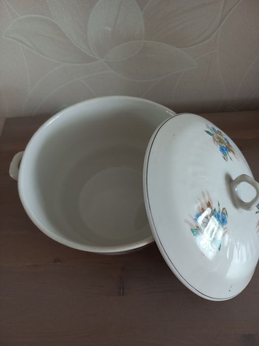 Фарфоровая супница с крышкой.