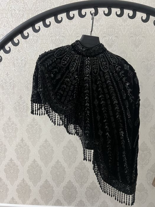 Шикарный кейп , бархаатный , полностью обшитый камнями