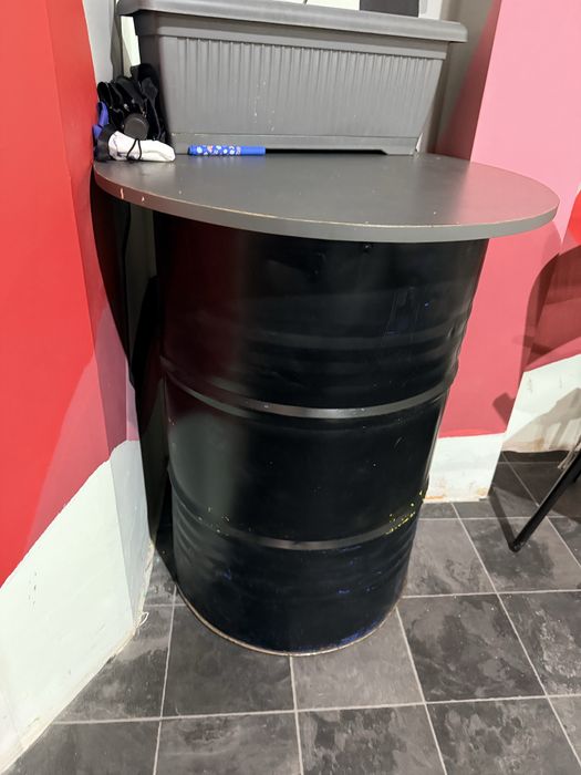 Продавам метални варели с дървен плот върху тях