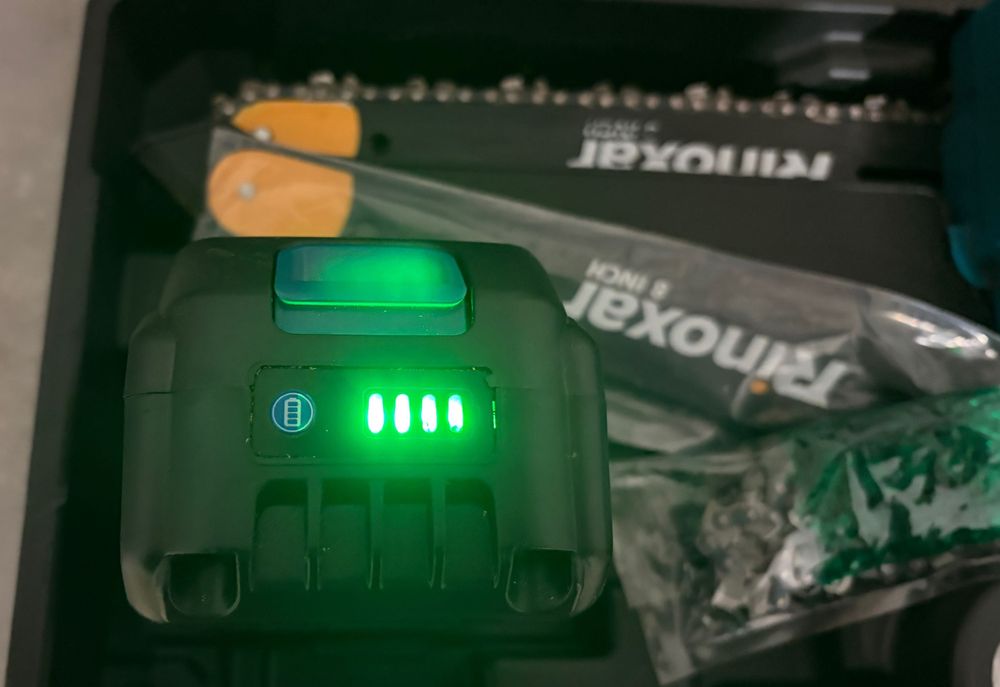 Акумулаторен градински трион 8” безчетков мотор