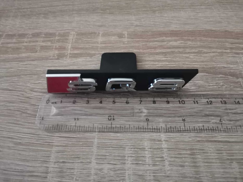 сребриста емблема Audi SQ8 за решетка със стикер