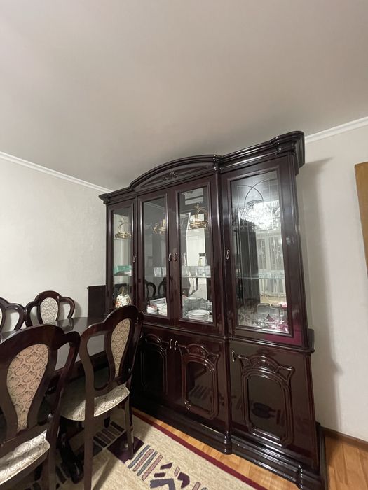 Стол с 6 стульями и стенка