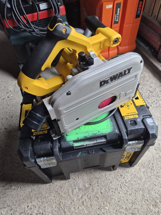 Circular cu plonjare Dewalt DWS520