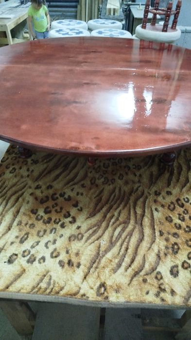 Стол диаметр 148 см.