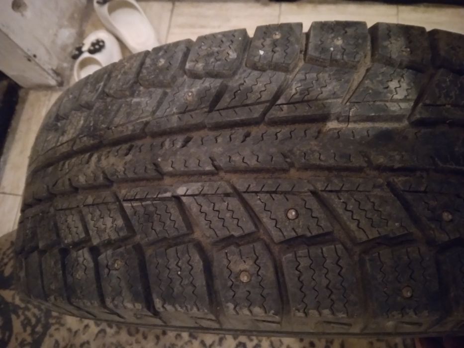 Продам две покрышек зимние