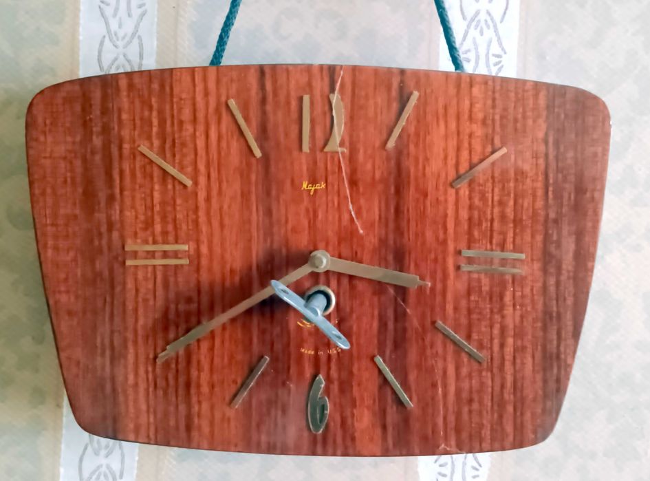 Руски механичен стенен часовник „Маяк“, произведен в бившия СССР.