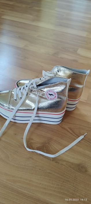 Лачени обувки на платформа