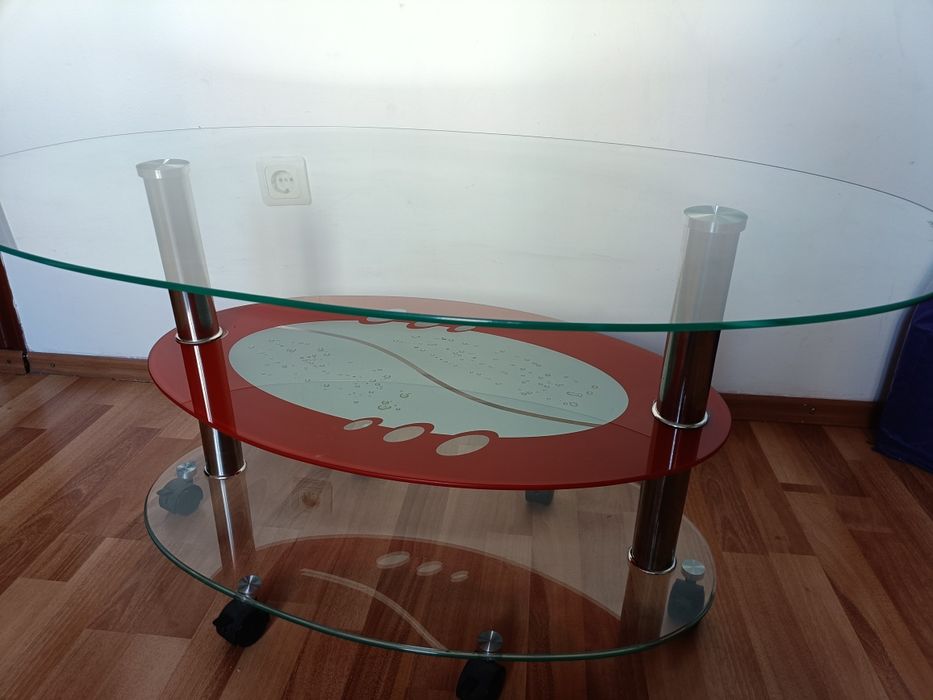 Masa de sticla cu roti care se pot bloca