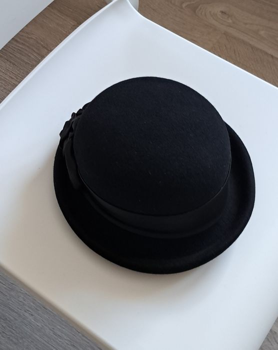 Vând pălărie elegantă neagră