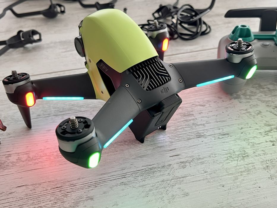 DJI FPV Fly More Combo – ca nou, doar 12 cicluri pe baterii
