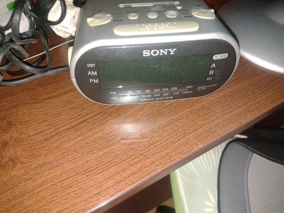 Radio cu ceas și alarmă