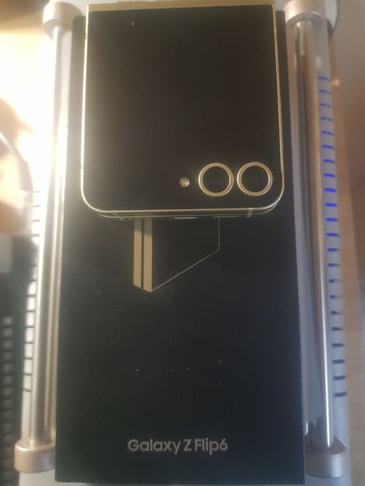 Прродавам Samsung Zflip 6  256gb.за части..златист с кутия