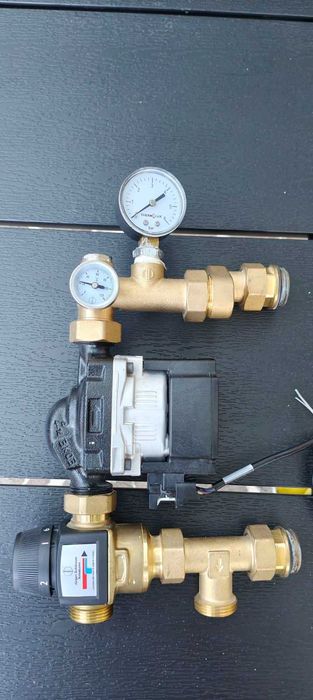Смесителен модул ( помпена група ) за подово отопление с вентили и помпа Grundfos