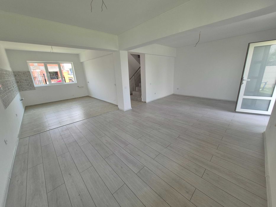 Vanzare vila cu 4 camere,2 bai,mansarda  locuibila 40 mp,curte 240 mp - cash,credit,apartament+diferenta
